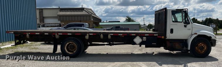 image for item OG9984 2006 International  4400 flatbed truck