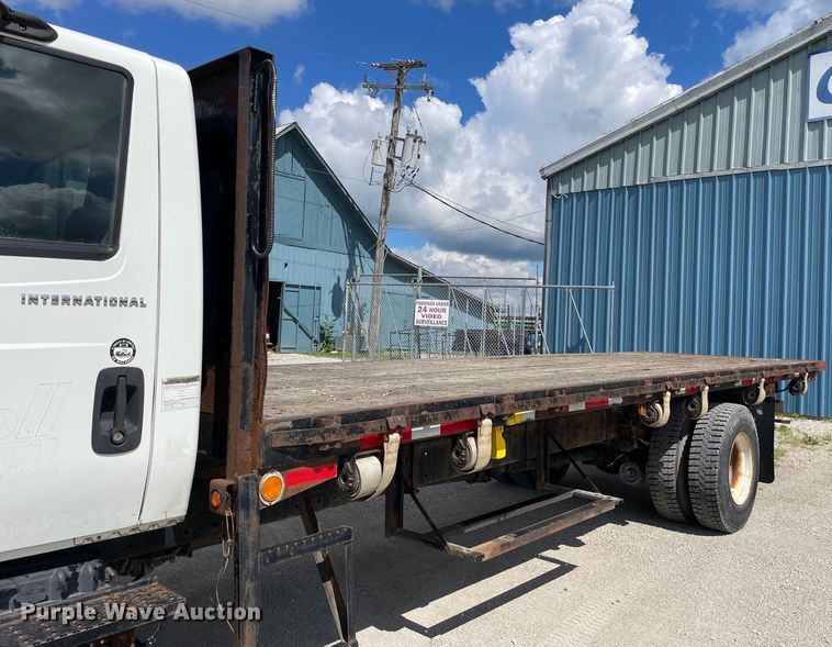 image for item OG9984 2006 International  4400 flatbed truck