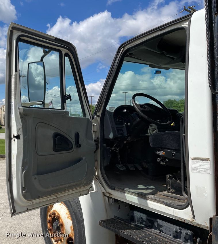 image for item OG9984 2006 International  4400 flatbed truck