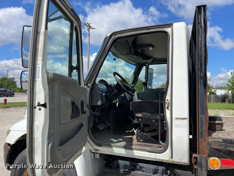 image for item OG9984 2006 International  4400 flatbed truck