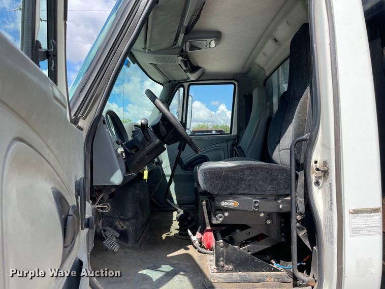 image for item OG9984 2006 International  4400 flatbed truck