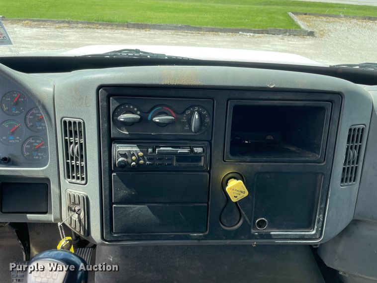 image for item OG9984 2006 International  4400 flatbed truck