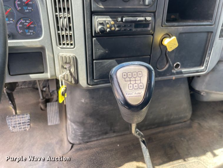 image for item OG9984 2006 International  4400 flatbed truck