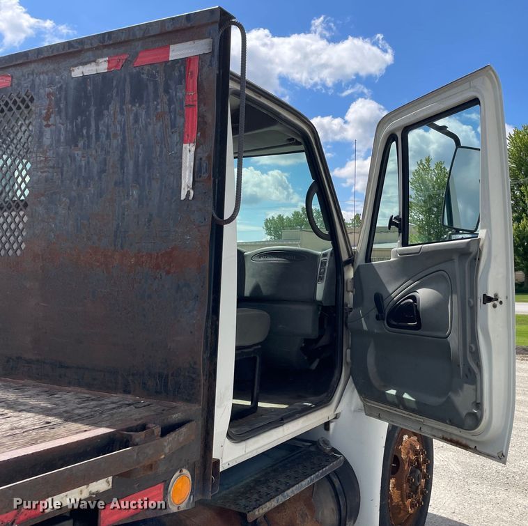 image for item OG9984 2006 International  4400 flatbed truck