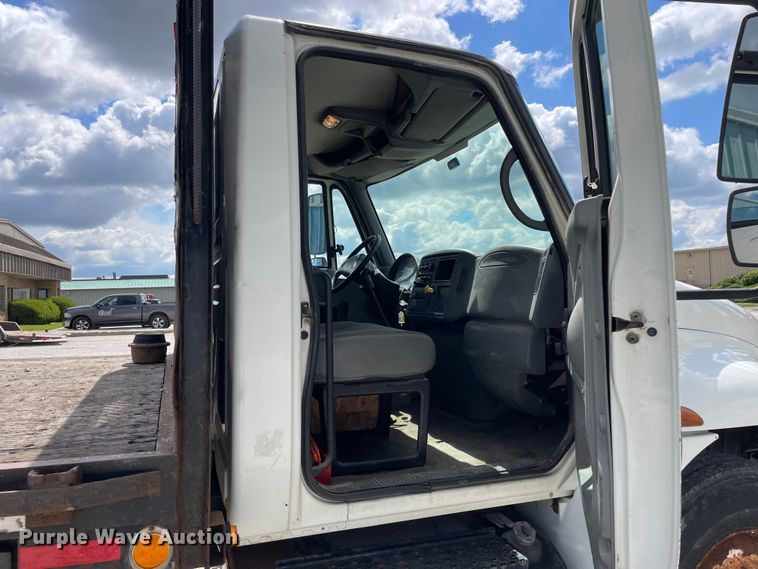 image for item OG9984 2006 International  4400 flatbed truck