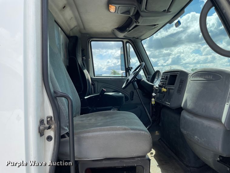 image for item OG9984 2006 International  4400 flatbed truck