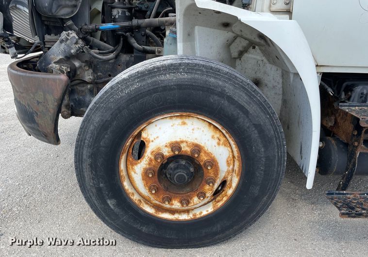 image for item OG9984 2006 International  4400 flatbed truck