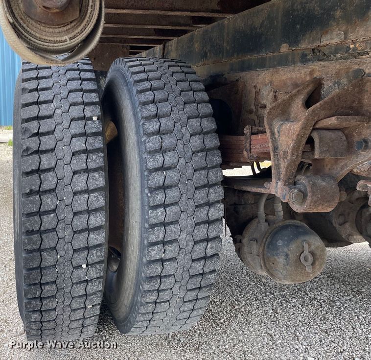 image for item OG9984 2006 International  4400 flatbed truck