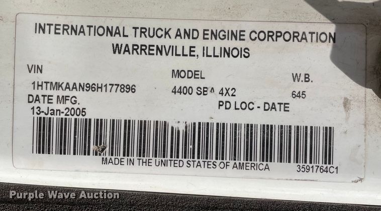 image for item OG9984 2006 International  4400 flatbed truck