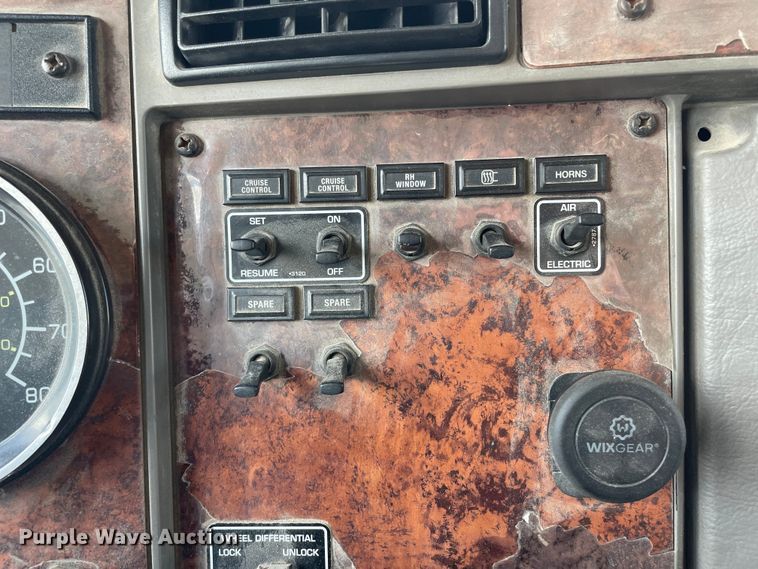 image for item OG9985 2007 Kenworth  T300 flatbed truck