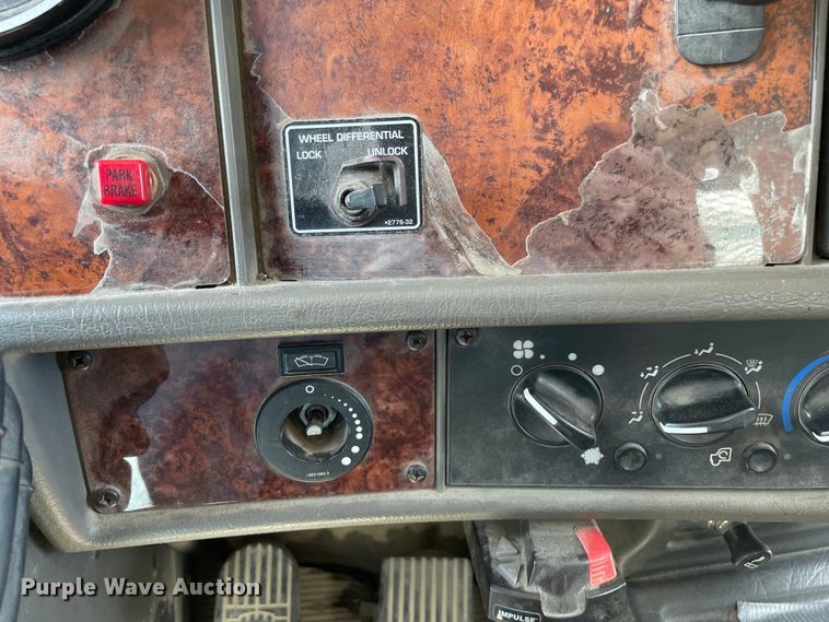 image for item OG9985 2007 Kenworth  T300 flatbed truck