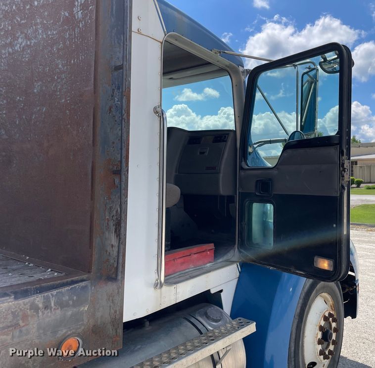 image for item OG9985 2007 Kenworth  T300 flatbed truck