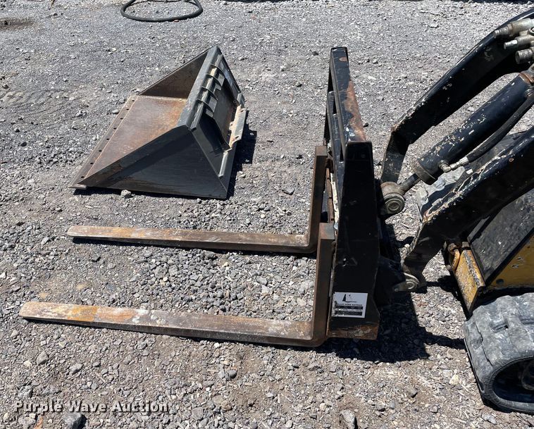 image for item OG9992 2013 Vermeer S800TX compact utility loader