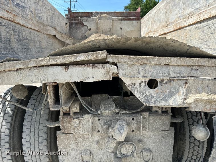 image for item OH9021 1996 International  4900 dump truck