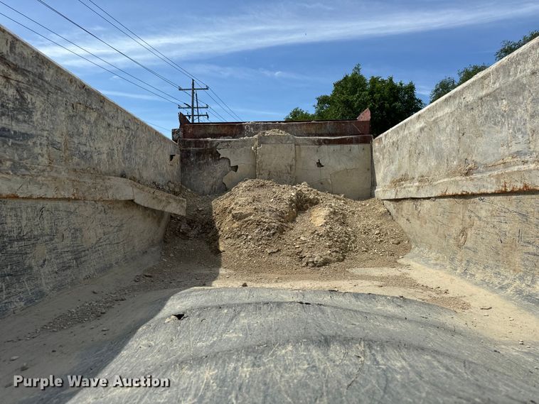 image for item OH9021 1996 International  4900 dump truck