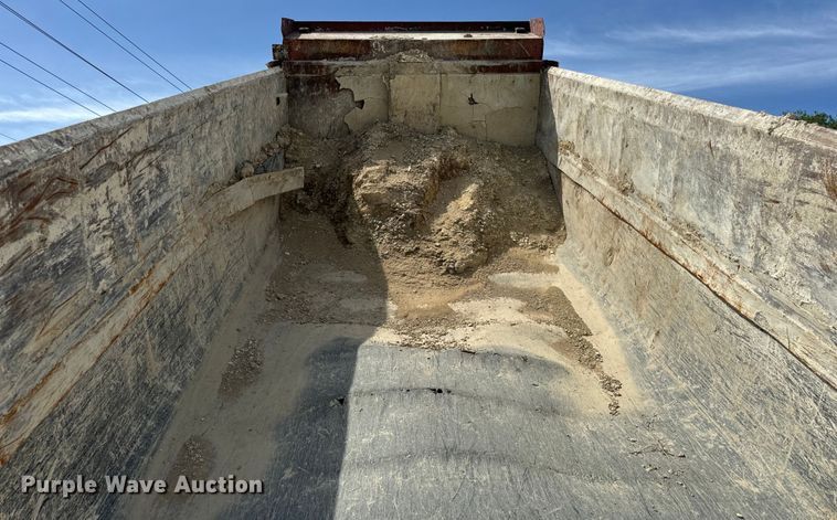 image for item OH9021 1996 International  4900 dump truck