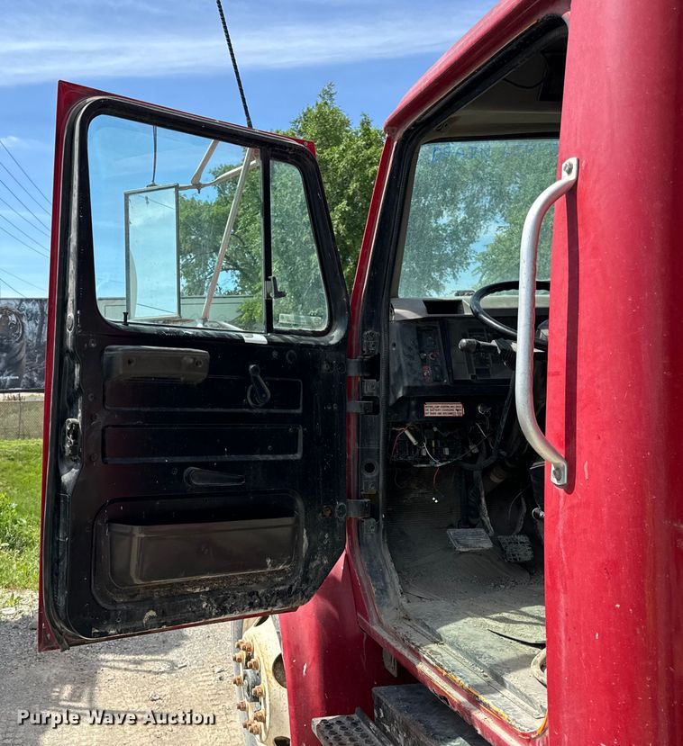 image for item OH9021 1996 International  4900 dump truck