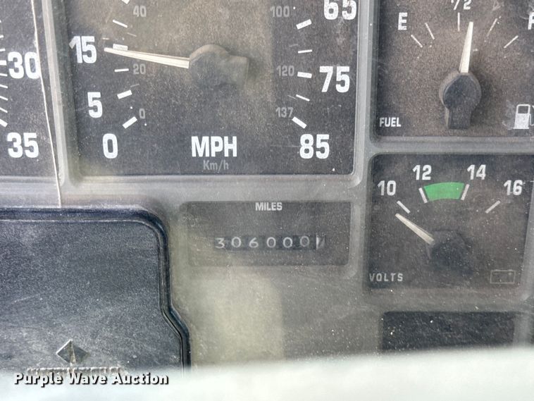 image for item OH9021 1996 International  4900 dump truck