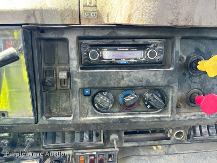 image for item OH9021 1996 International  4900 dump truck