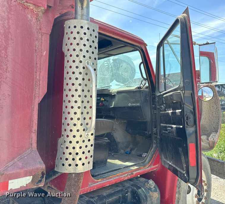 image for item OH9021 1996 International  4900 dump truck