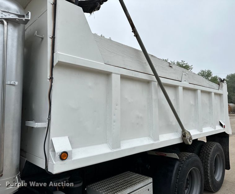 image for item OI9208 1994 Peterbilt 375 dump truck
