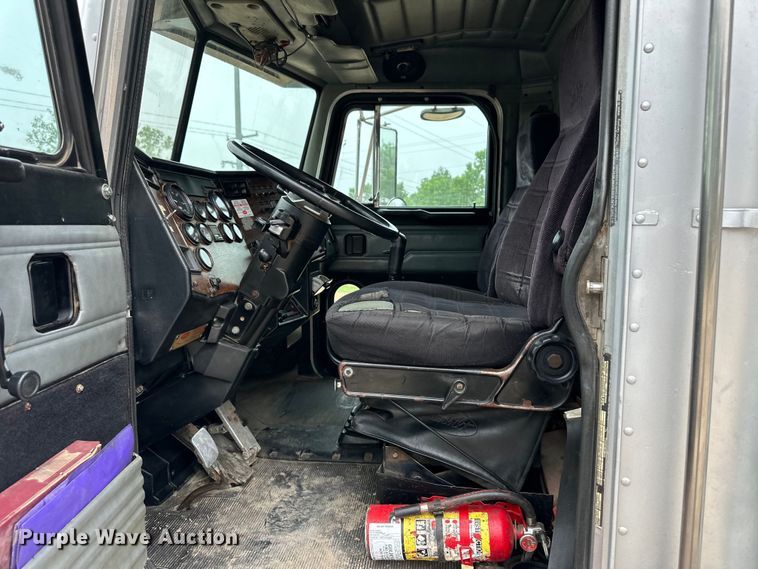 image for item OI9208 1994 Peterbilt 375 dump truck