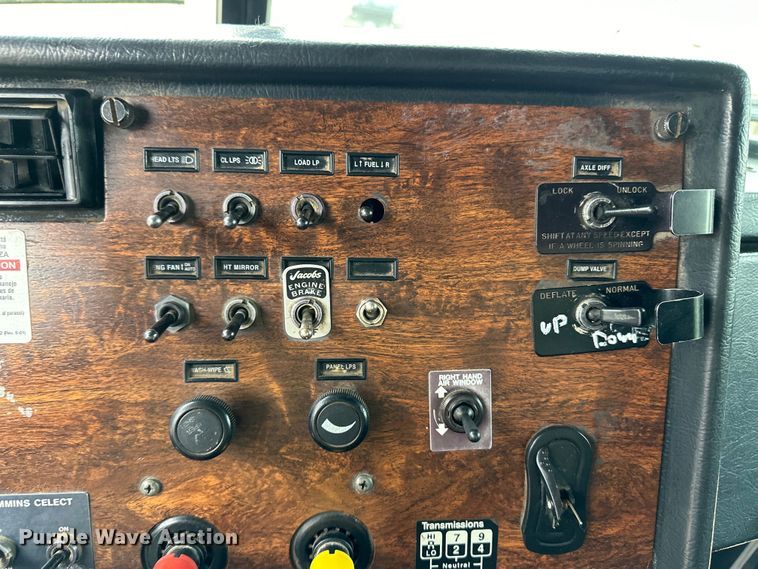 image for item OI9208 1994 Peterbilt 375 dump truck