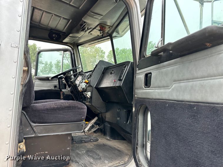 image for item OI9208 1994 Peterbilt 375 dump truck