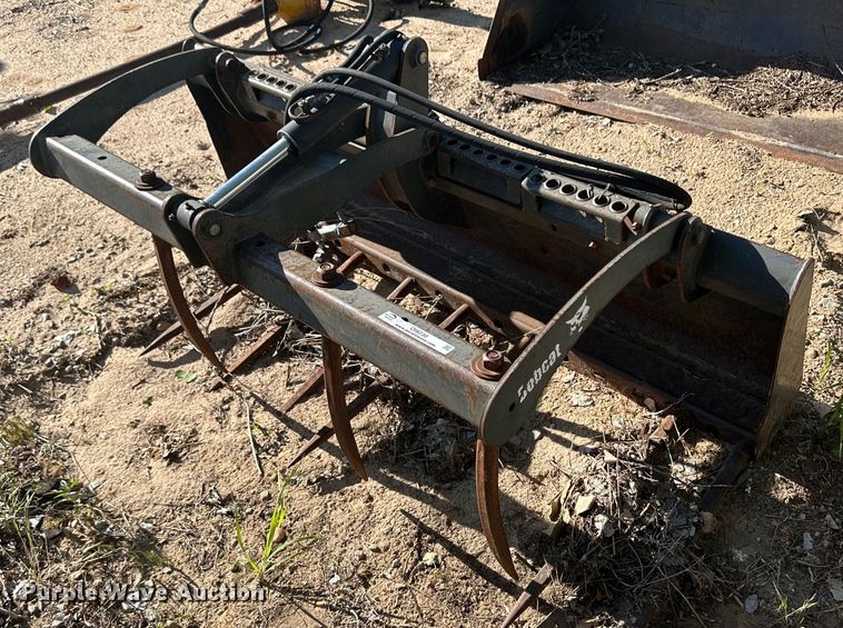 image for item OI9230 Melroe skid steer grapple bucket