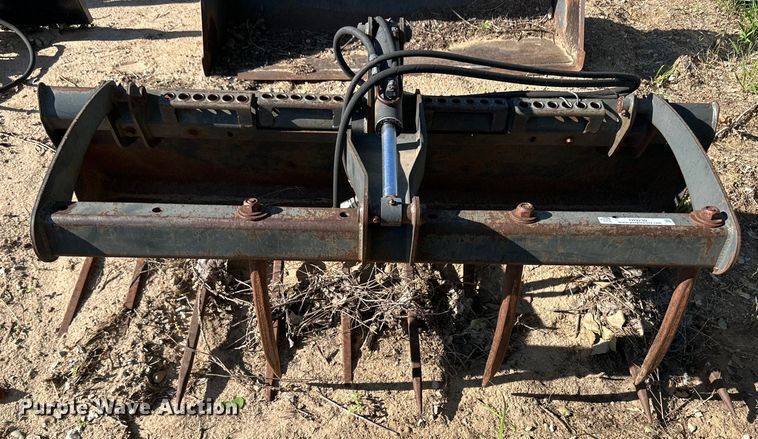 image for item OI9230 Melroe skid steer grapple bucket