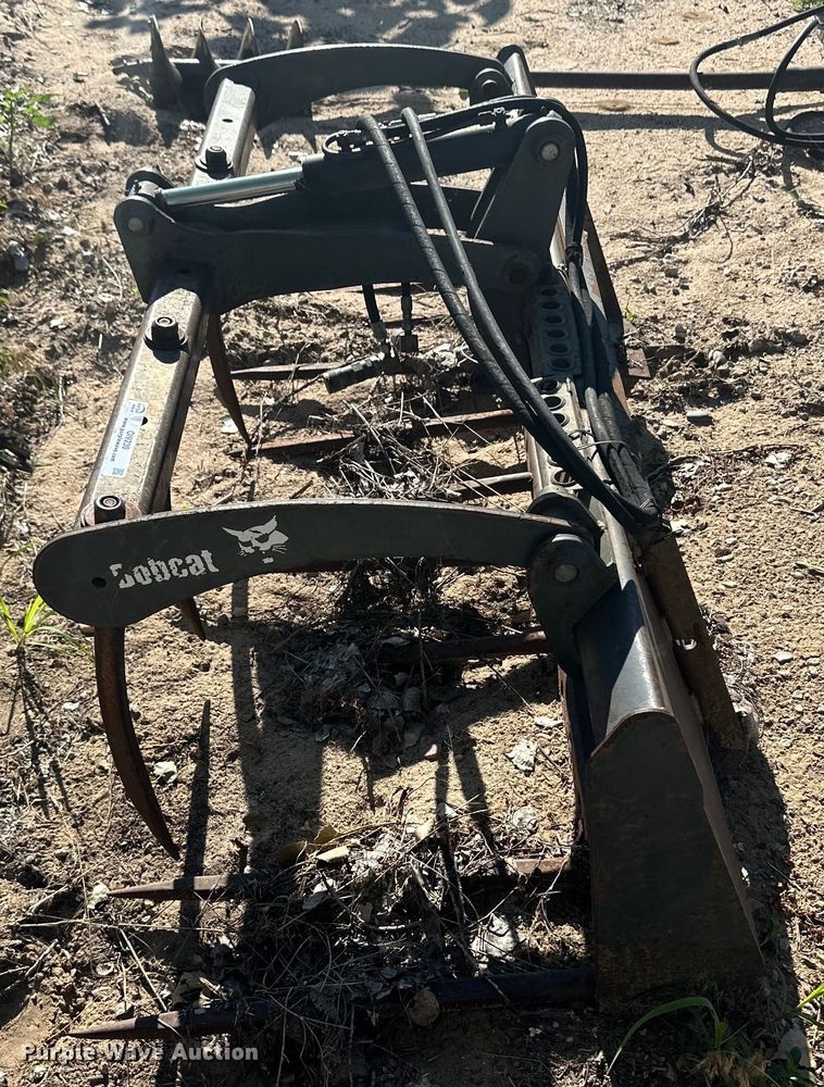 image for item OI9230 Melroe skid steer grapple bucket