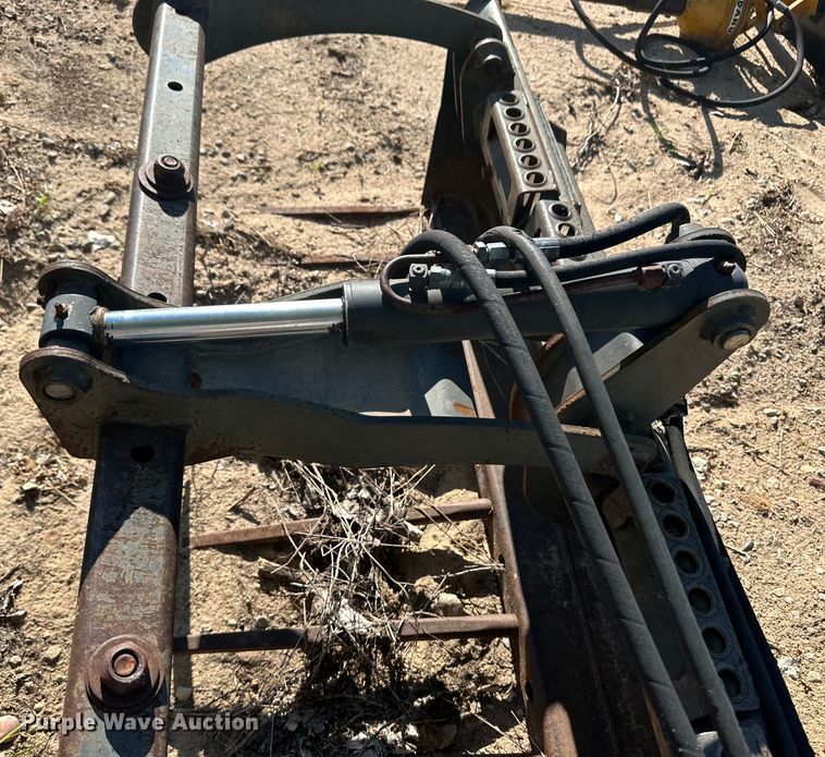 image for item OI9230 Melroe skid steer grapple bucket