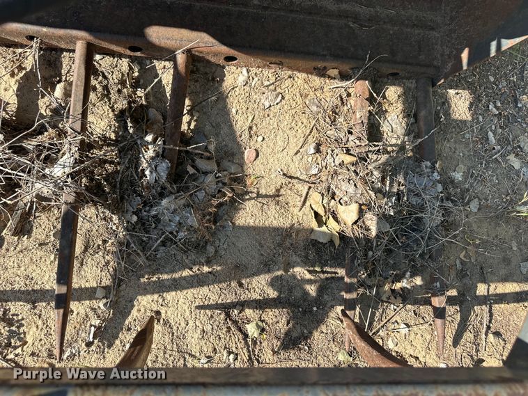 image for item OI9230 Melroe skid steer grapple bucket