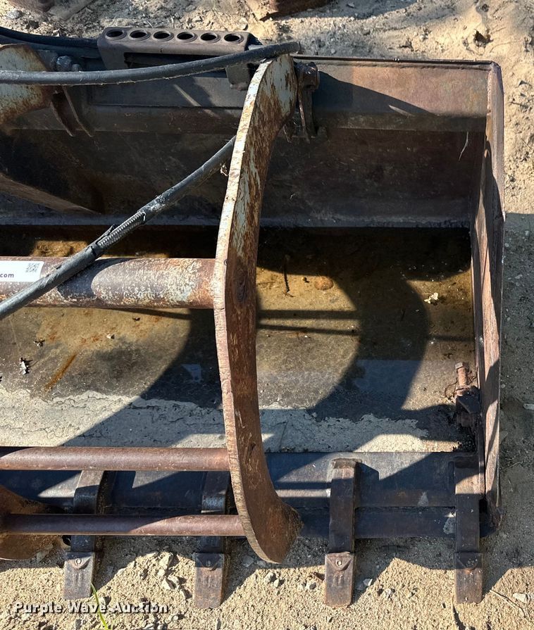 image for item OI9235 Melroe skid steer grapple bucket