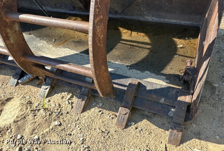 image for item OI9235 Melroe skid steer grapple bucket