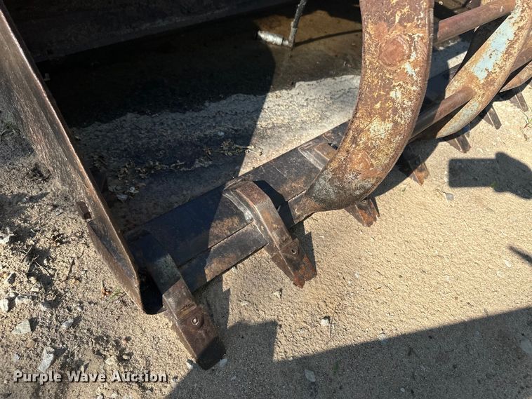 image for item OI9235 Melroe skid steer grapple bucket