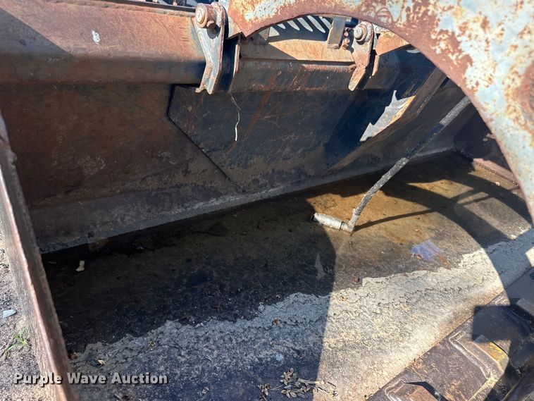 image for item OI9235 Melroe skid steer grapple bucket