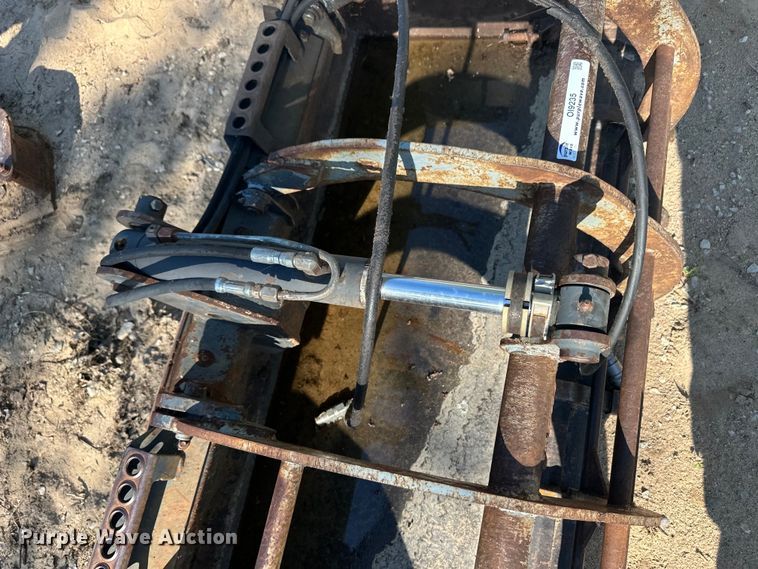 image for item OI9235 Melroe skid steer grapple bucket