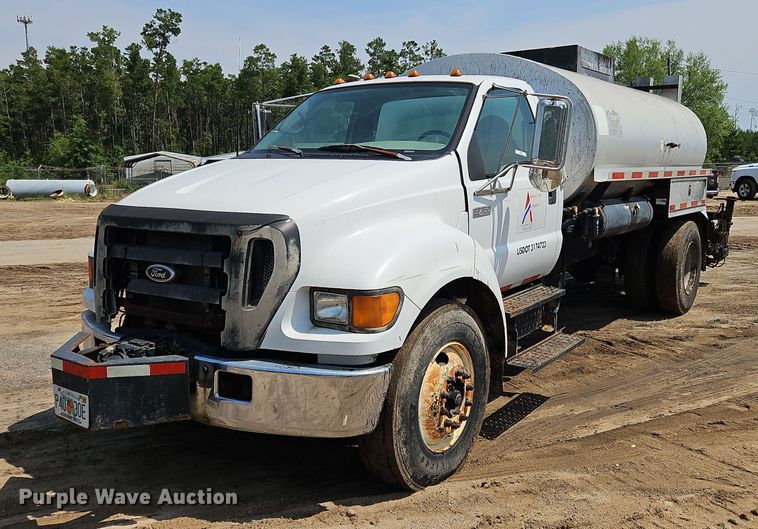 image for item OK9884 2005 Ford F750 oil distributor truck