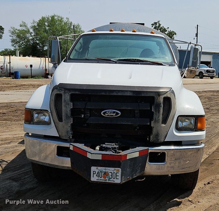 image for item OK9884 2005 Ford F750 oil distributor truck