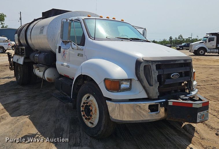 image for item OK9884 2005 Ford F750 oil distributor truck