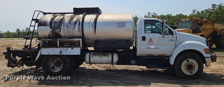 image for item OK9884 2005 Ford F750 oil distributor truck