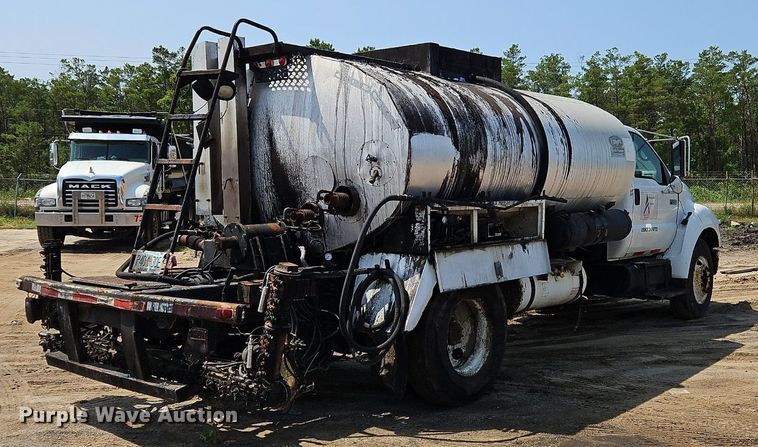 image for item OK9884 2005 Ford F750 oil distributor truck