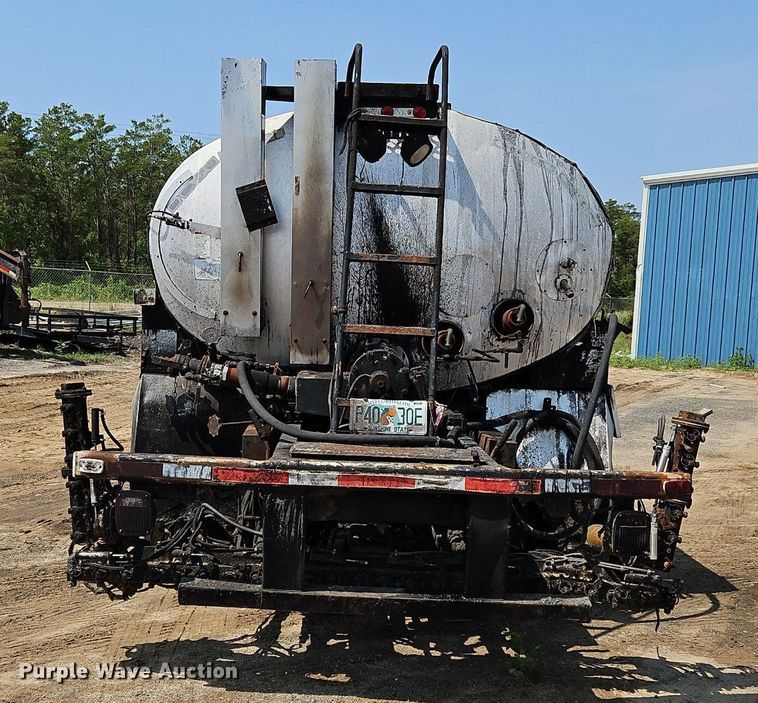 image for item OK9884 2005 Ford F750 oil distributor truck