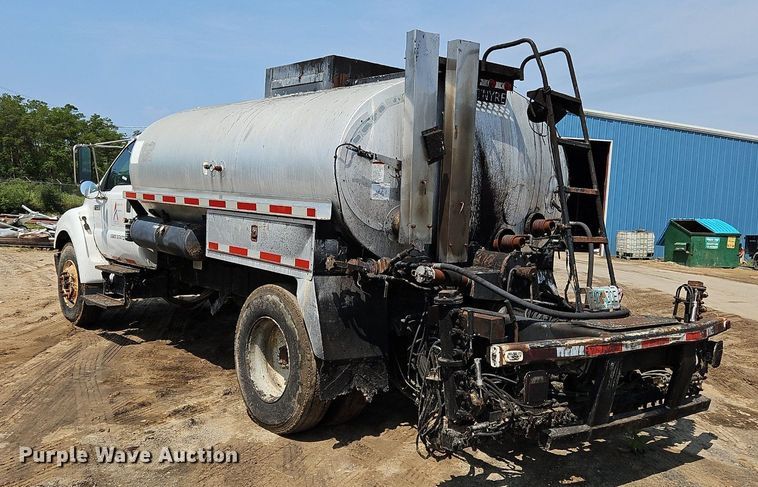 image for item OK9884 2005 Ford F750 oil distributor truck