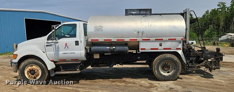 image for item OK9884 2005 Ford F750 oil distributor truck