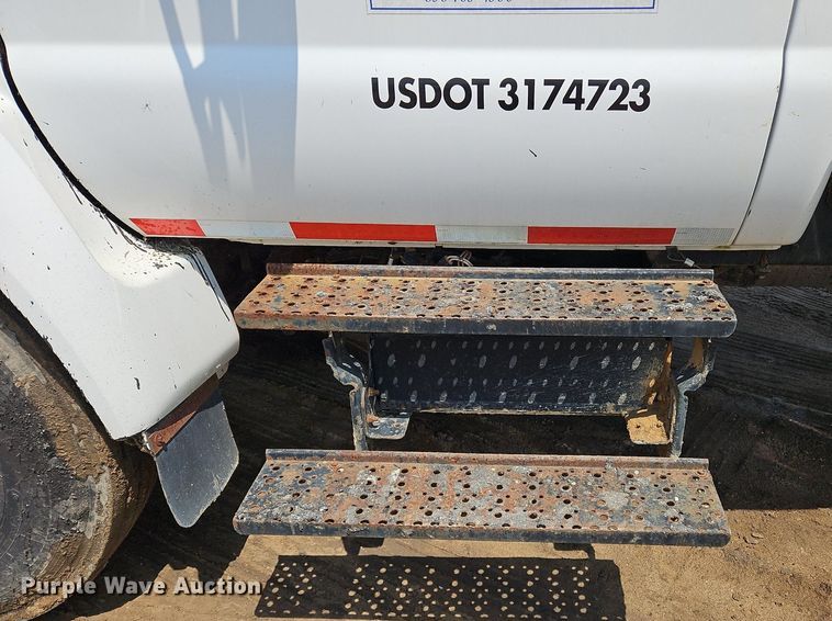 image for item OK9884 2005 Ford F750 oil distributor truck