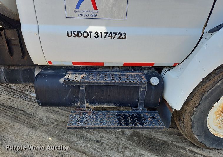 image for item OK9884 2005 Ford F750 oil distributor truck