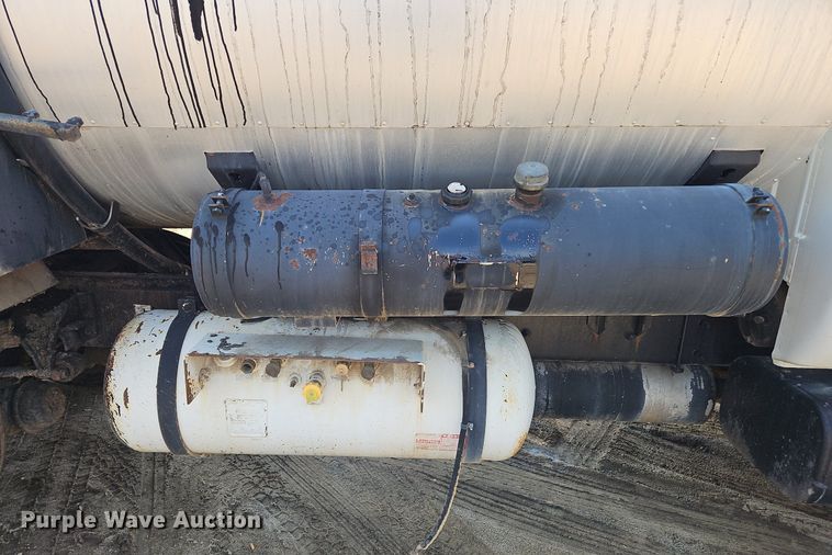 image for item OK9884 2005 Ford F750 oil distributor truck