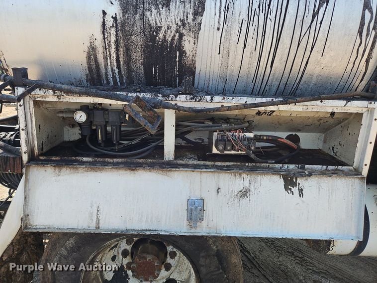 image for item OK9884 2005 Ford F750 oil distributor truck